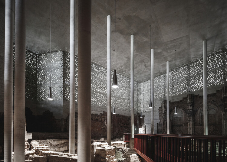 The Alchemy of Mass: Peter Zumthor and the Perception of Lightness - Image 1 of 21