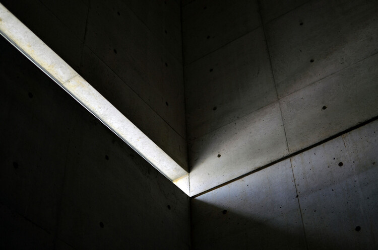 The Alchemy of Mass: Peter Zumthor and the Perception of Lightness - Image 8 of 21