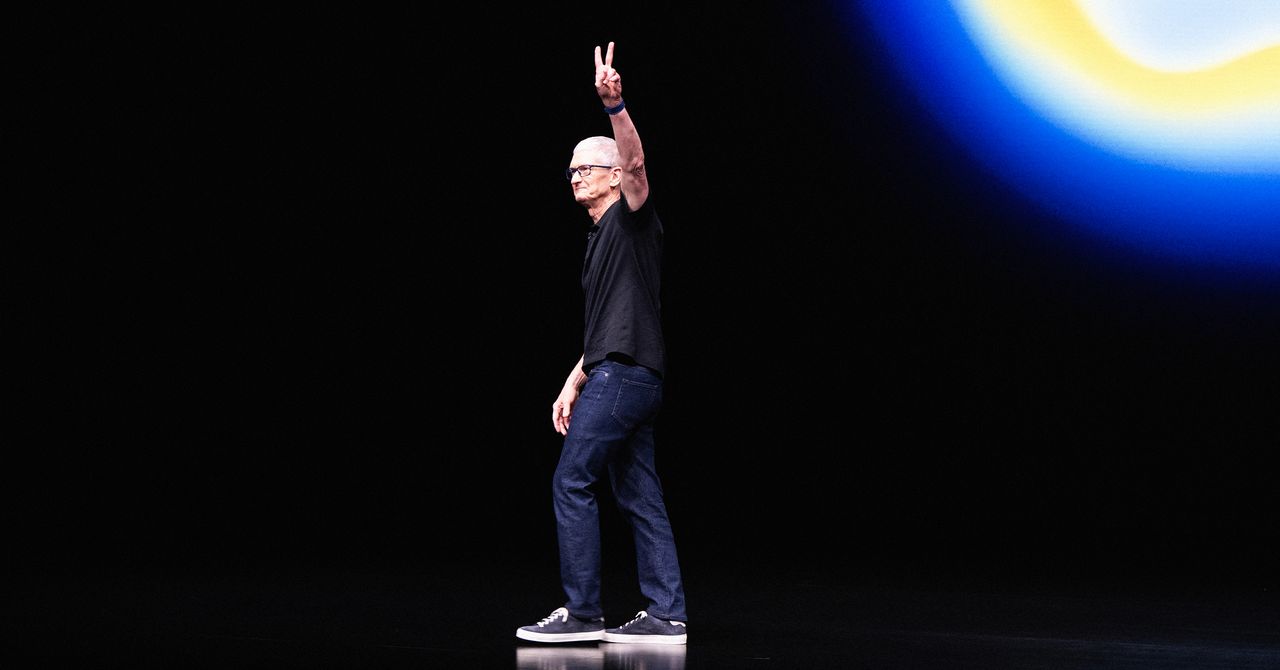 Apple CEO Tim Cook Is Stepping Down