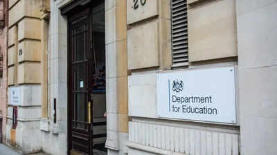UK introduces new school rules, bans mobile phones in England classrooms