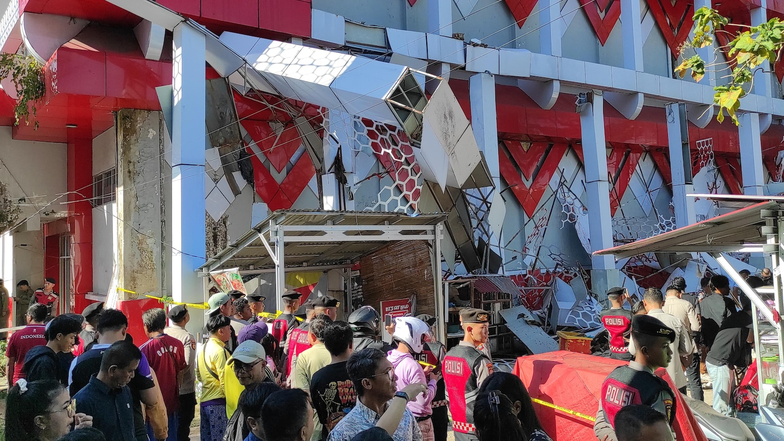 Earthquake off Indonesia topples buildings, kills 1 person and sets off small tsunami