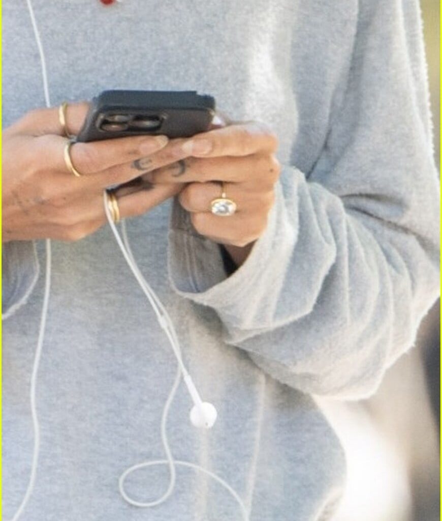 zoe kravitz steps out after engagement news 025313582