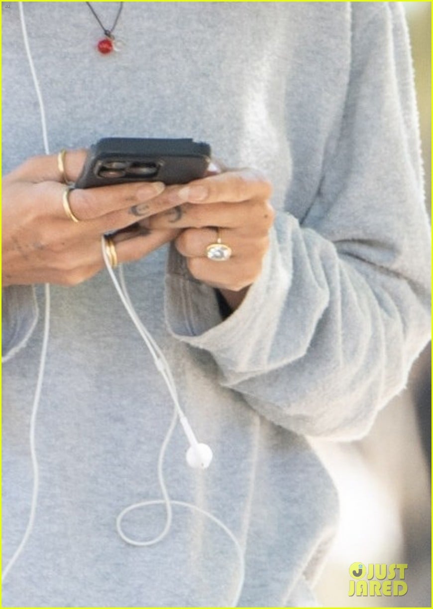 Zoe Kravitz Shows Off Her Engagement Ring After It's Revealed She & Harry Styles Are Engaged zoe kravitz steps out after engagement news 025313582
