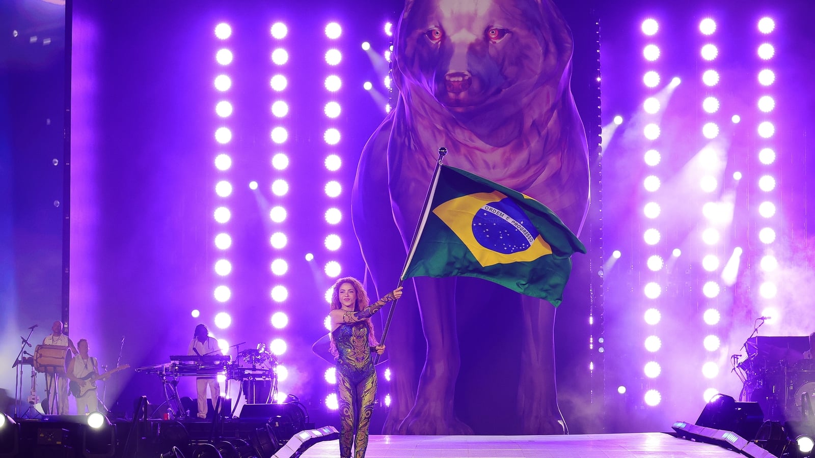 Huge crowds flock to Rio beach for Shakira mega-concert