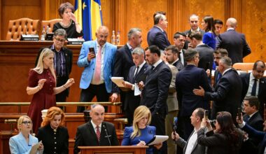 Romanian government collapses after no-confidence vote