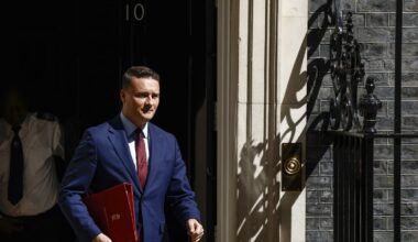 Starmer meets rival Streeting amid leadership revolt