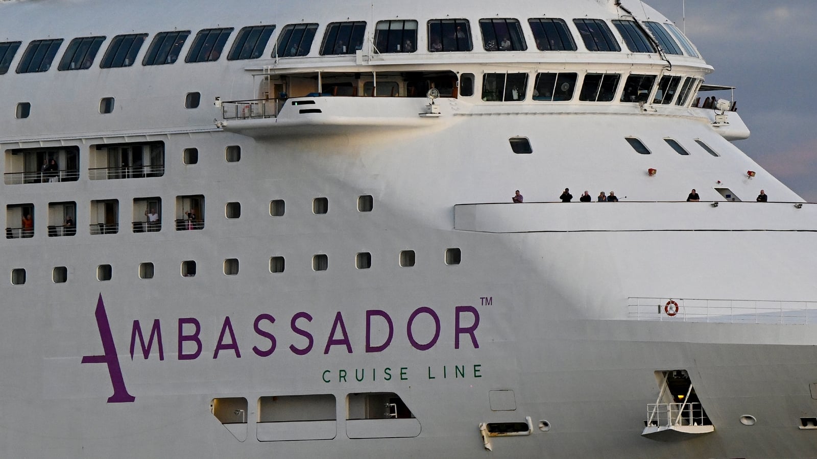 1,700 kept on cruise ship after suspected norovirus death