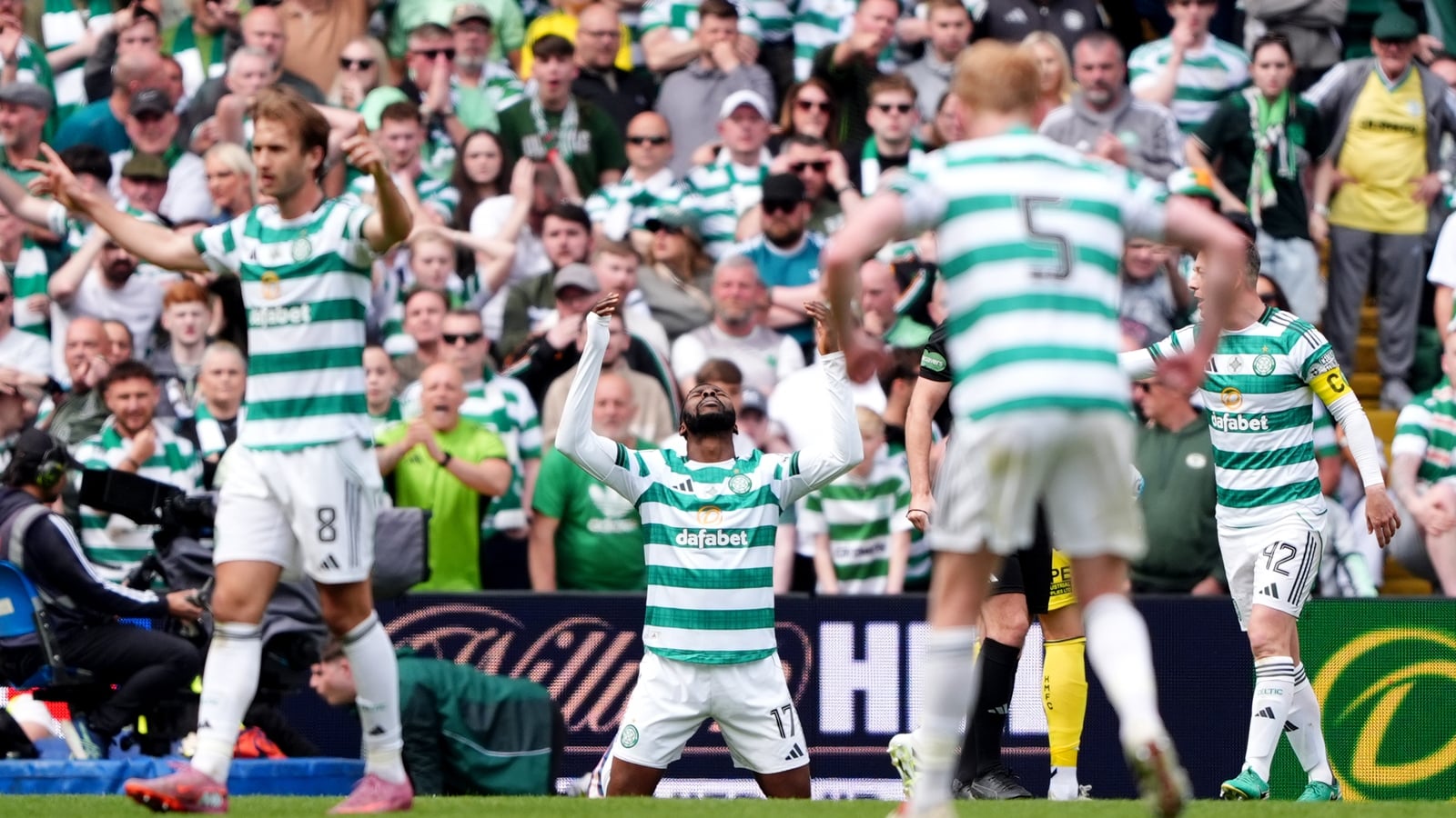 Celtic strike late to break Hearts and retain title