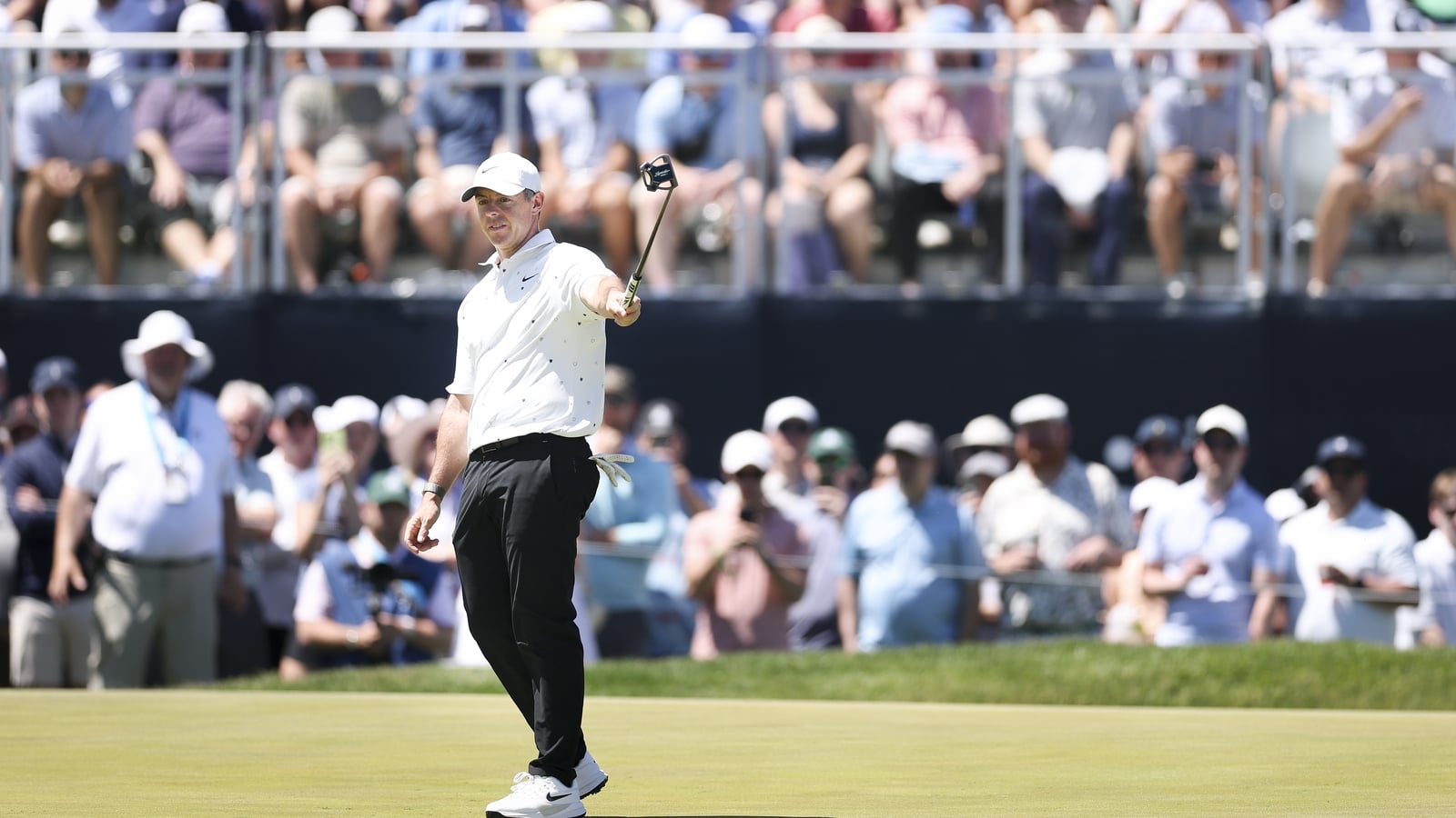 Smalley leads but McIlroy 'in with chance' at PGA Champ