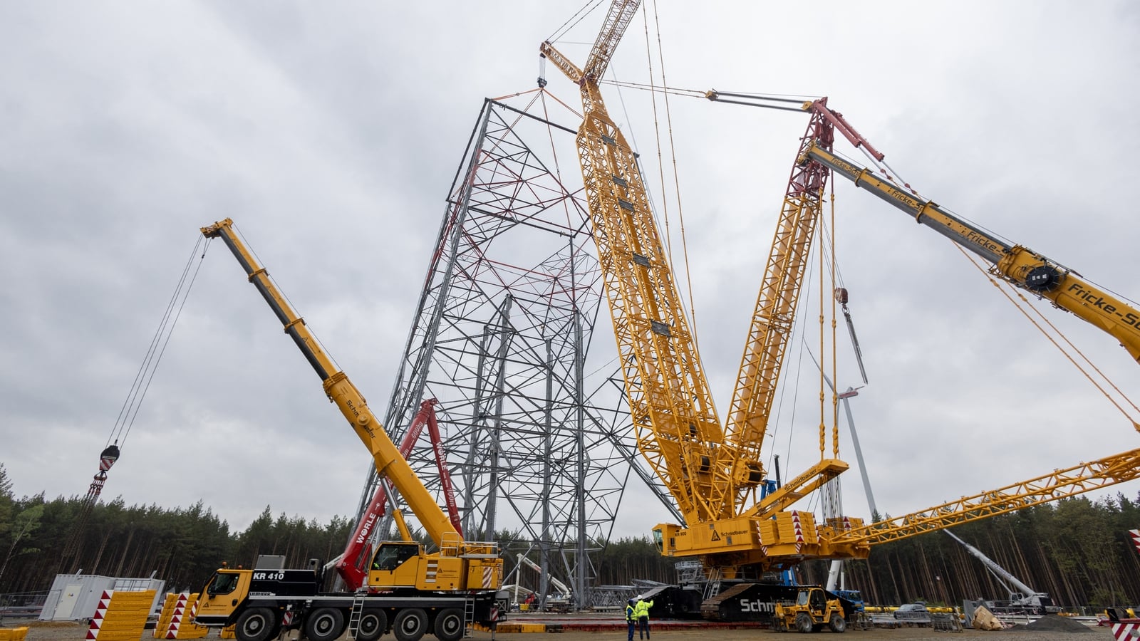 'World's tallest' wind turbine rises in Germany