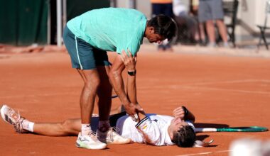 Mensik collapses in French Open heat, Djokovic booed