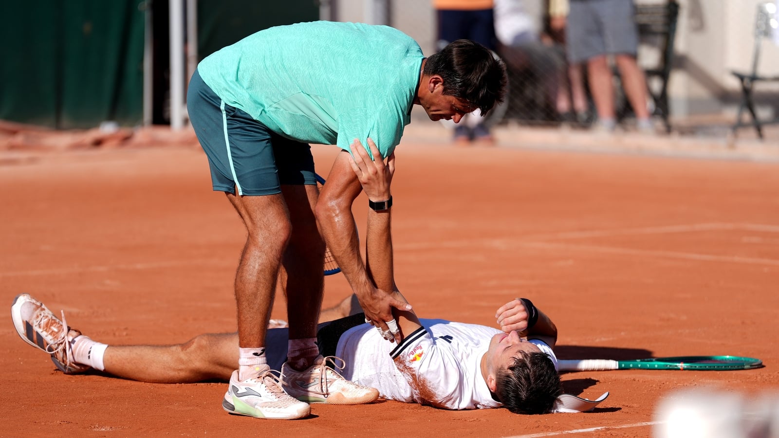 Mensik collapses in French Open heat, Djokovic booed