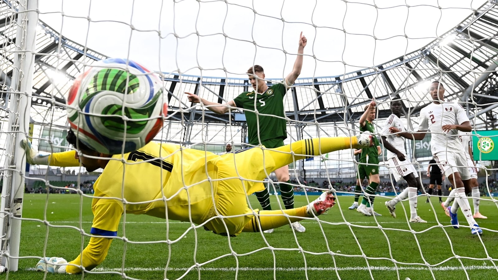 Ten-man Ireland edge Qatar amid tennis ball protests