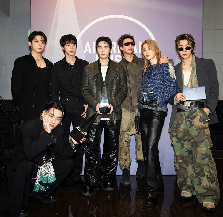 K-pop boy group BTS poses after winning Artist of the Year during the American Music Awards at the MGM Grand Garden Arena in Las Vegas, Tuesday (local time). Courtesy of BigHit Music