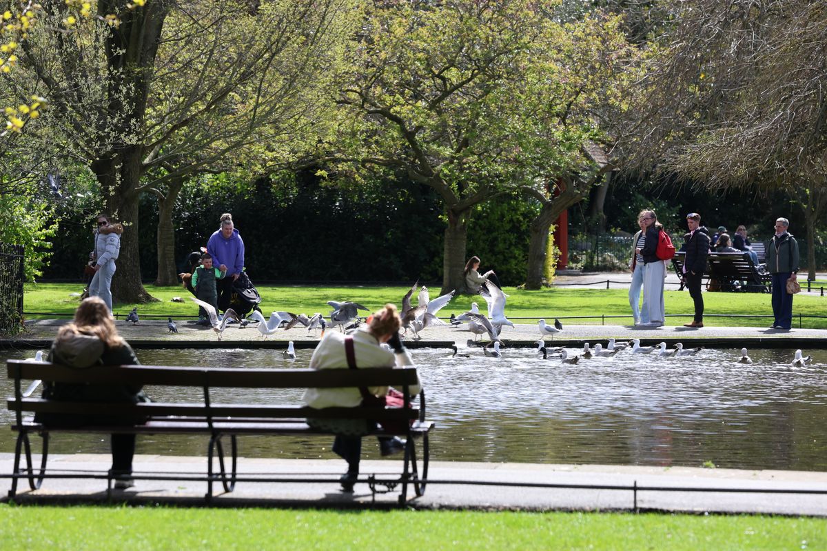 Sunshine in St Stephen's Green in Dublin