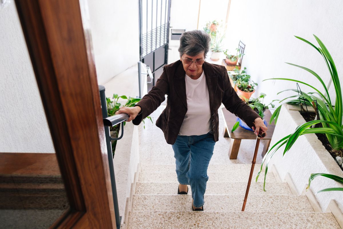 While dementia is often associated with memory loss, confusion, and difficulty with everyday tasks, one commonly overlooked symptom can reveal itself in a surprising way