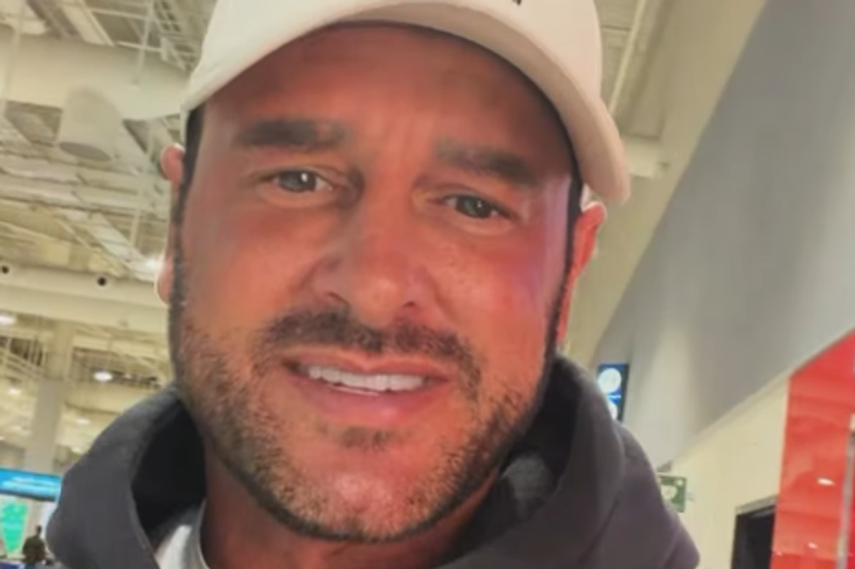 Lee Andrews in airport