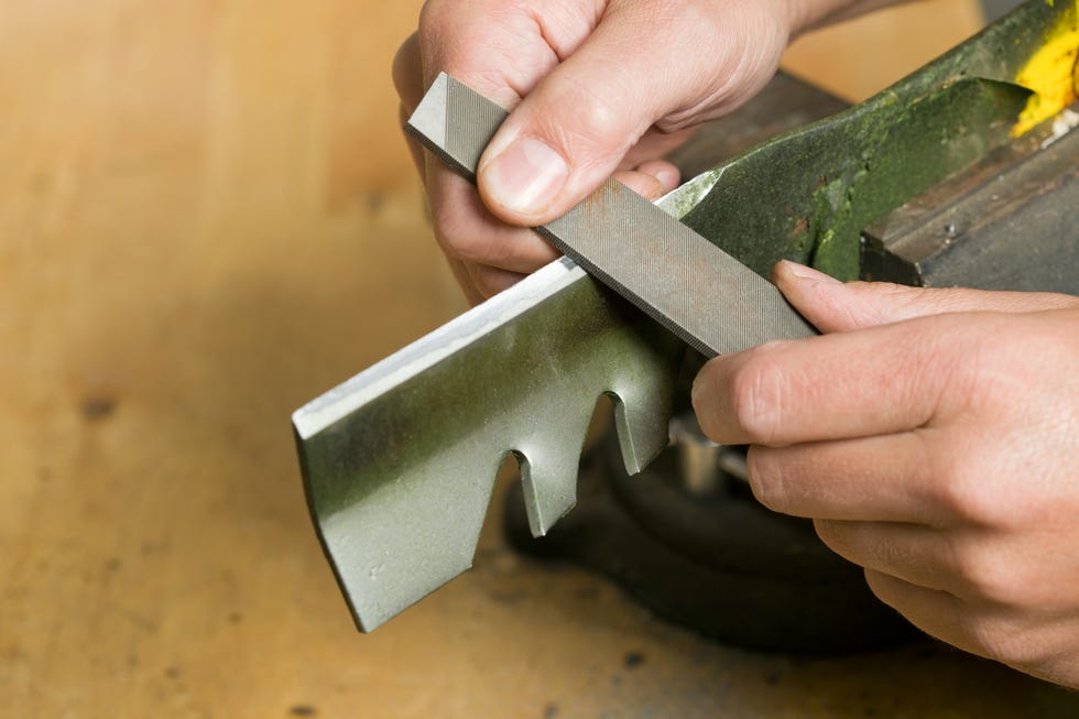 Lawnmower Blade Sharpening with File Lawnmower Blade Sharpening with File