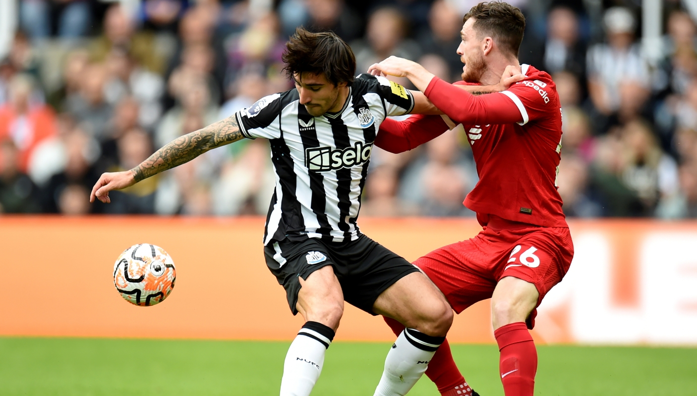 epa10823708 Sandro Tonali (L) of Newcastle in action against Andrew Robertson (R) of Liverpool during the English Premier League match between Newcastle United and Liverpool FC in Newcastle, Britain, 27 August 2023. EPA-EFE/PETER POWELL EDITORIAL USE ONLY. No use with unauthorized audio, video, data, fixture lists, club/league logos or 'live' services. Online in-match use limited to 120 images, no video emulation. No use in betting, games or single club/league/player publications.