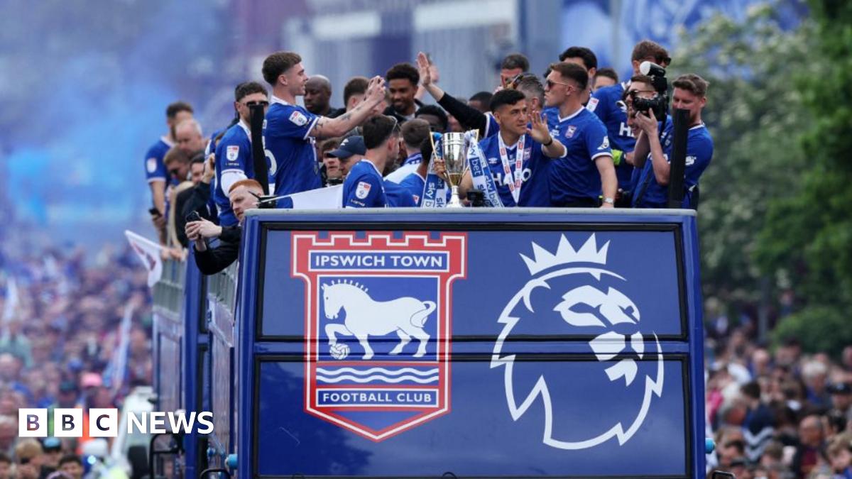 Ipswich Town bus parade livepage on Bank holiday Monday - BBC