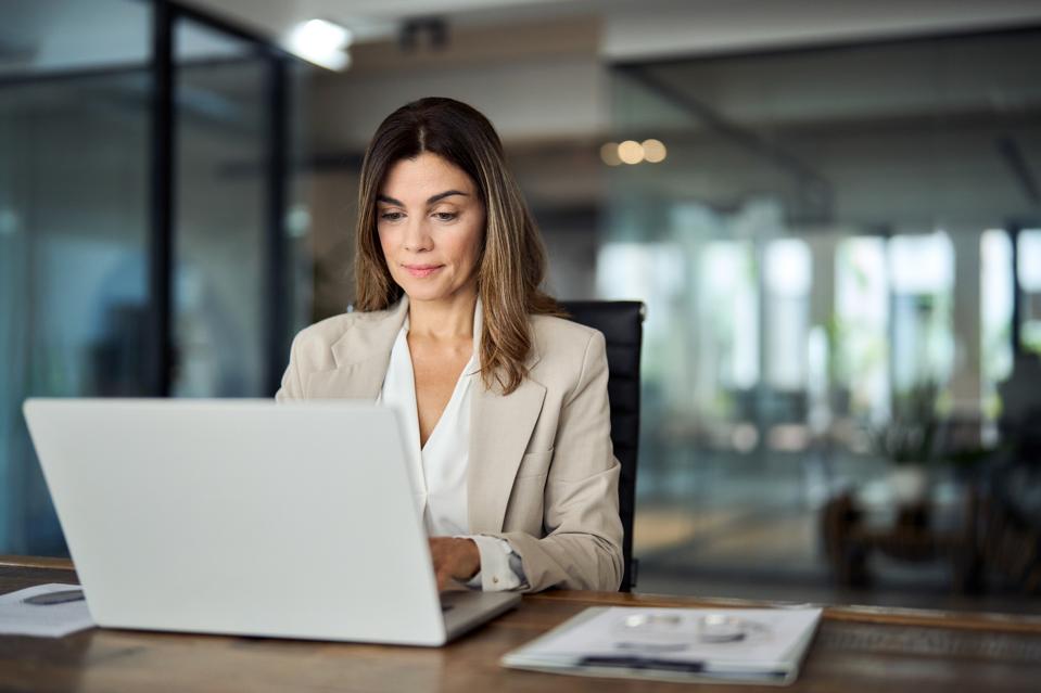 4 Leadership Lessons From The Loaded Question Fallacy In The Age Of AI