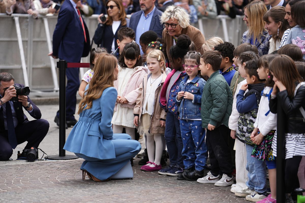Kate chats to a group of schoolchildren 
