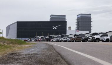 SpaceX Contractor Dies at Rocket Company’s Texas Headquarters