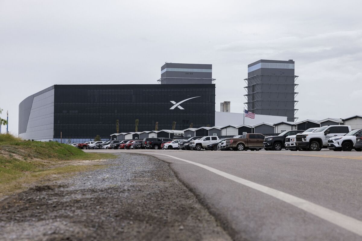 SpaceX Contractor Dies at Rocket Company’s Texas Headquarters