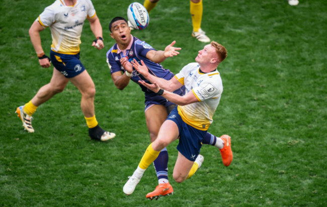 salesi-rayasi-and-ciaran-frawley-contest-a-high-ball