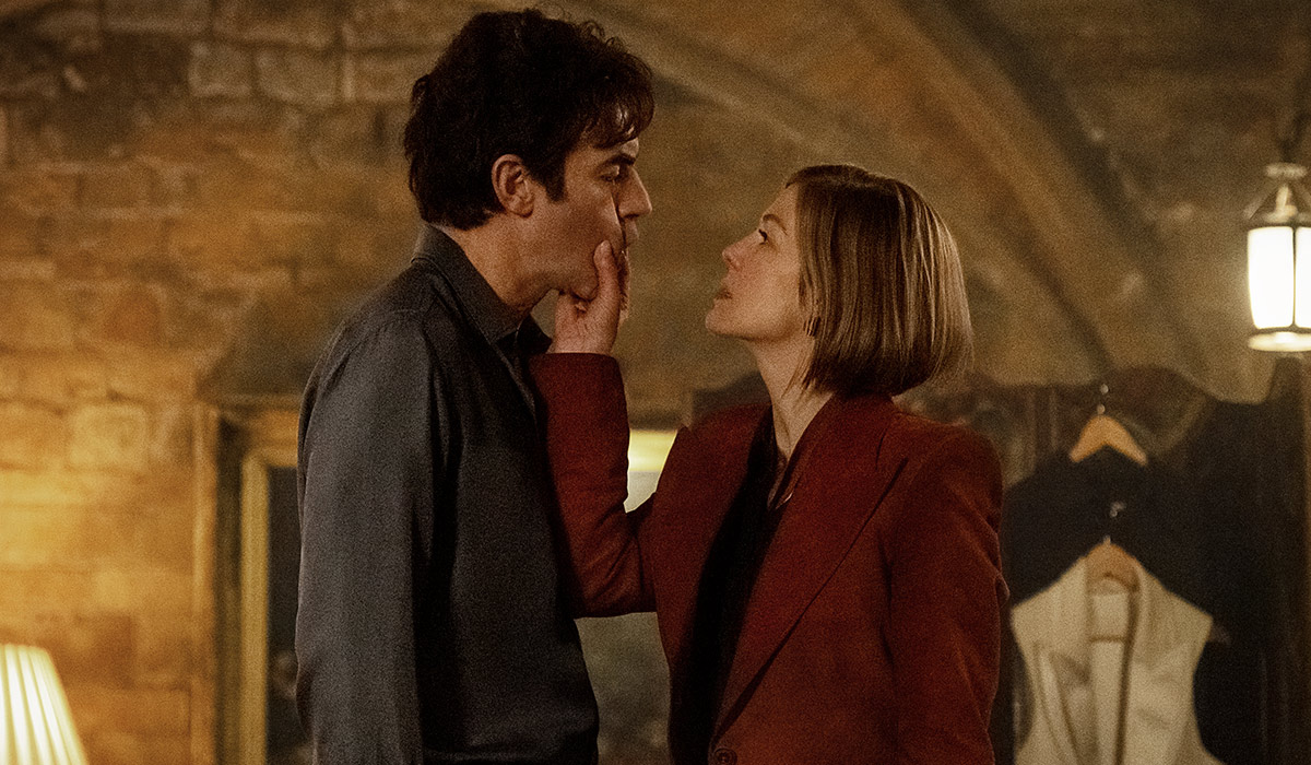 Ladies First. (L-R) Sacha Baron Cohen as Damien Sachs and Rosamund Pike as Alex Fox in Ladies First. Cr. Rob Youngson/Netflix © 2026.