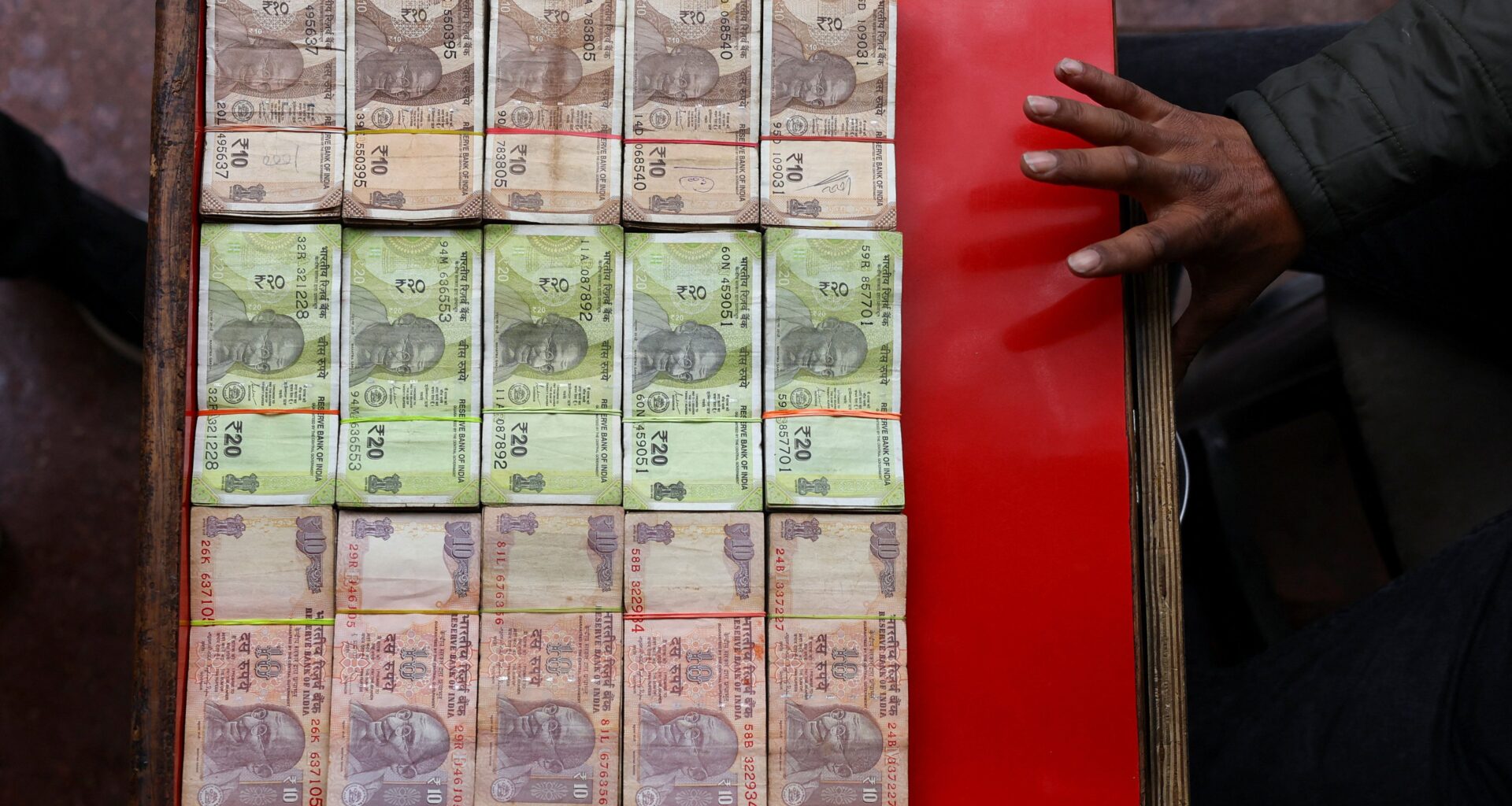 India rupee may slip past 96/USD as US-Iran worries keep flows and mood weak