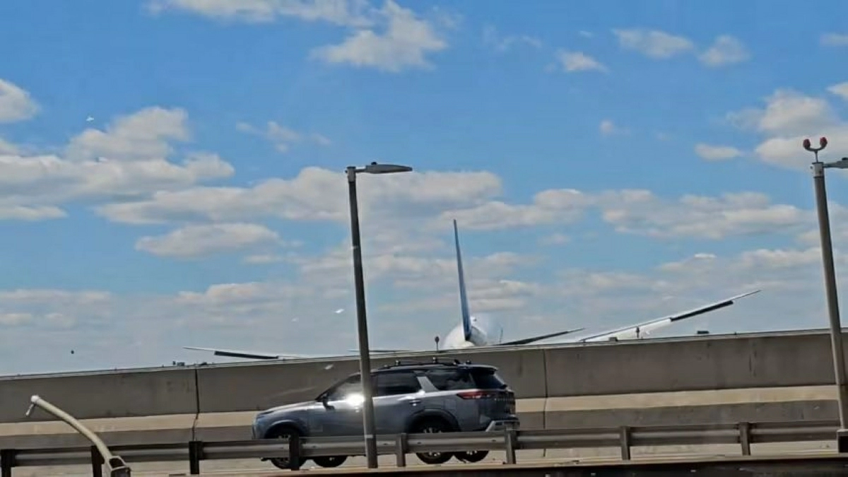 United flight collides with truck and light pole as it lands at Newark airport