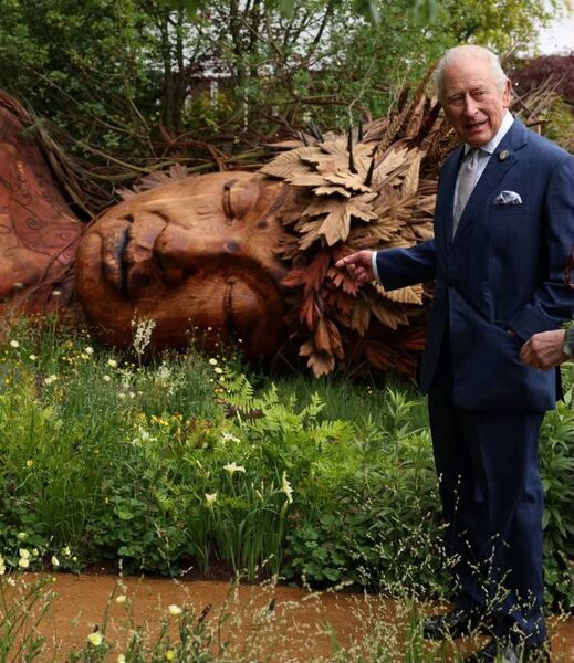 King Charles admiring the sculpture
