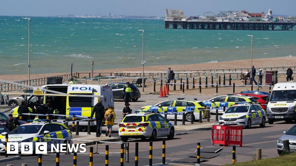 Bodies of three young women pulled from sea off Brighton - BBC