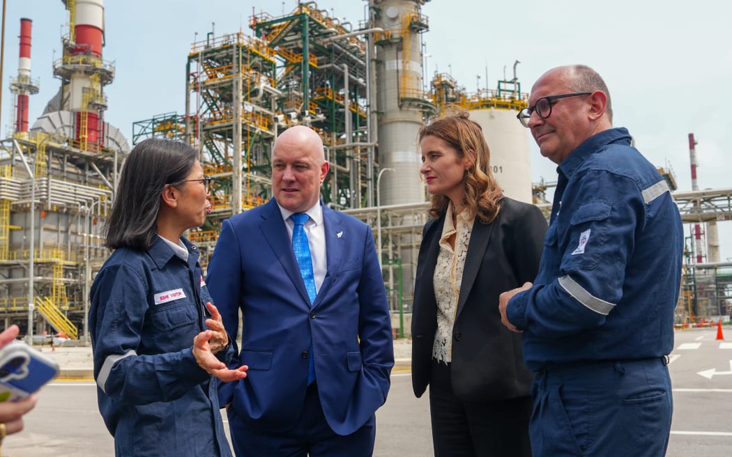Christopher Luxon and Nicola Willis visit a Singapore refinery on 5 April 2026.