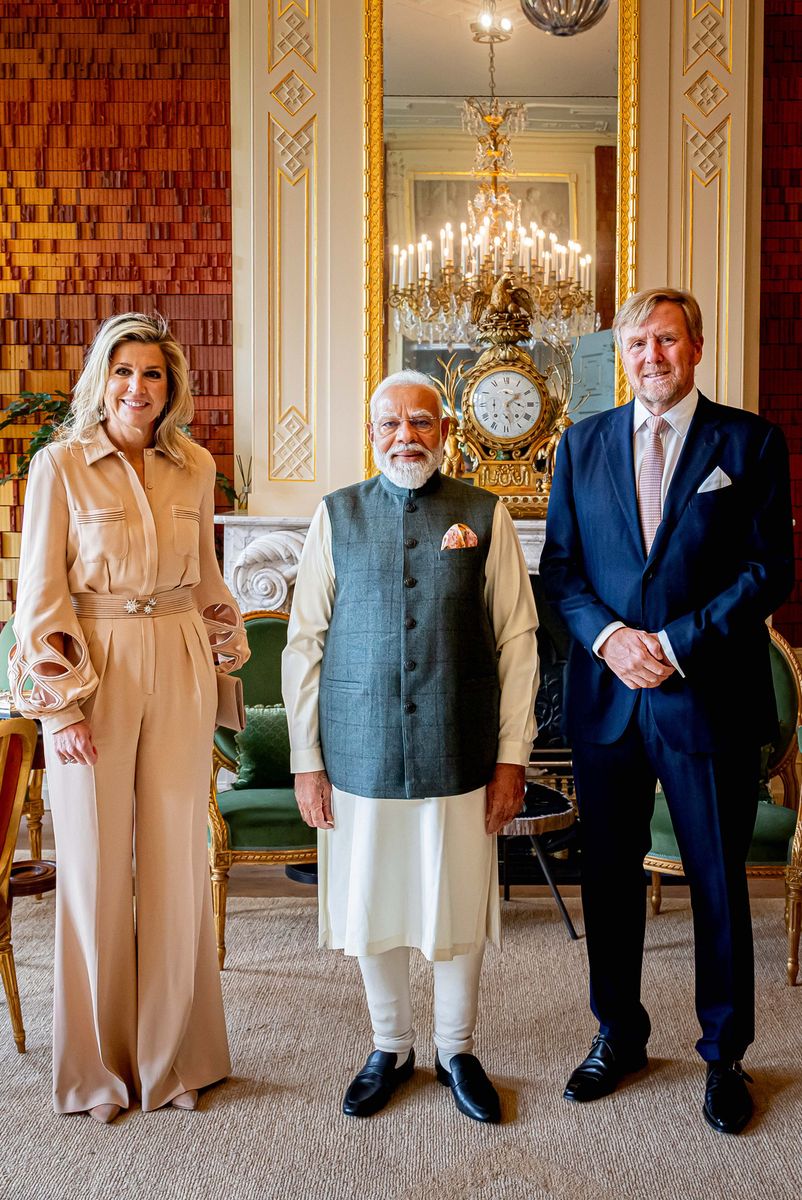 For the elegant daytime reception, Queen Máxima once again demonstrated her flair for contemporary royal fashion in a sophisticated blush-toned jumpsuit by Elie Saab. 