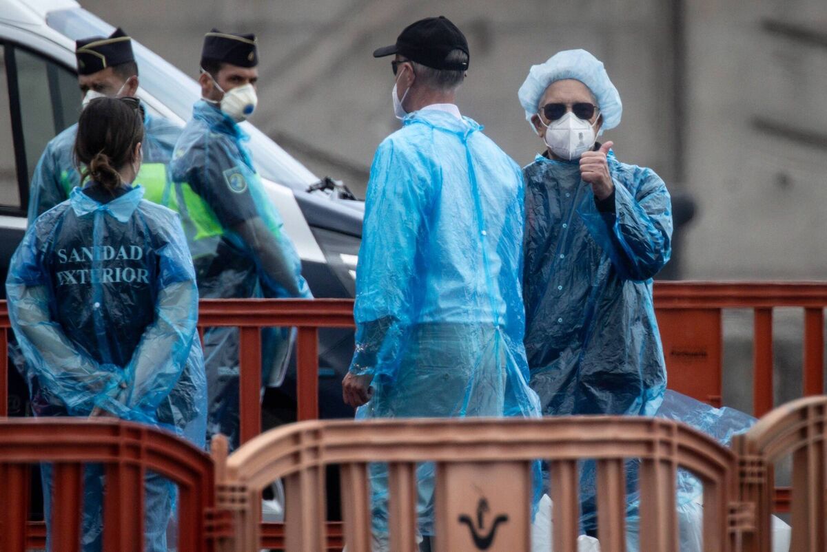 A British citizen gives a thumbs up after being evacuated from the MV Hondius after docking in the Granadilla Port on May 10, 2026 in Tenerife, part of the Canary Islands, Spain.  (Photo by Chris McGrath/Getty Images)