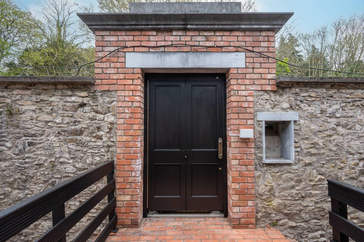 A door the size of a certain No 10