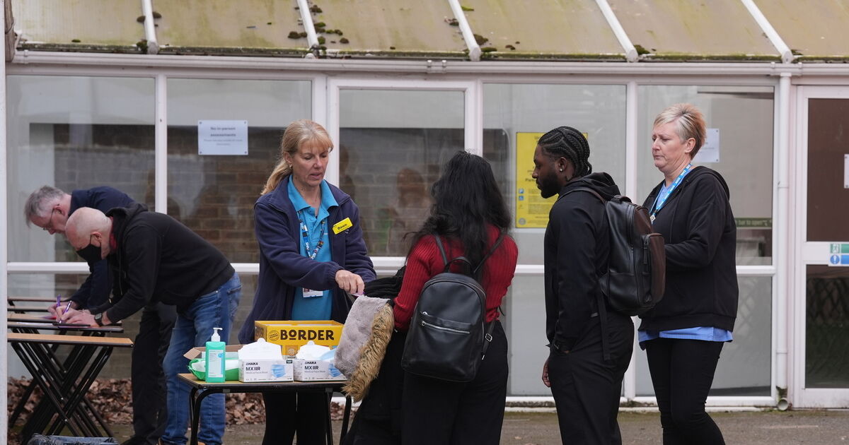 Student dies in UK meningitis outbreak as contacts offered antibiotics
