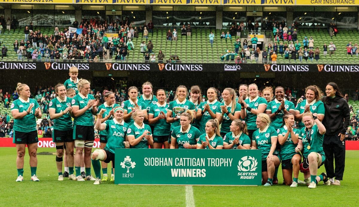 The Irish team lift the Siobhan Cattigan Trophy. Pic: ©INPHO