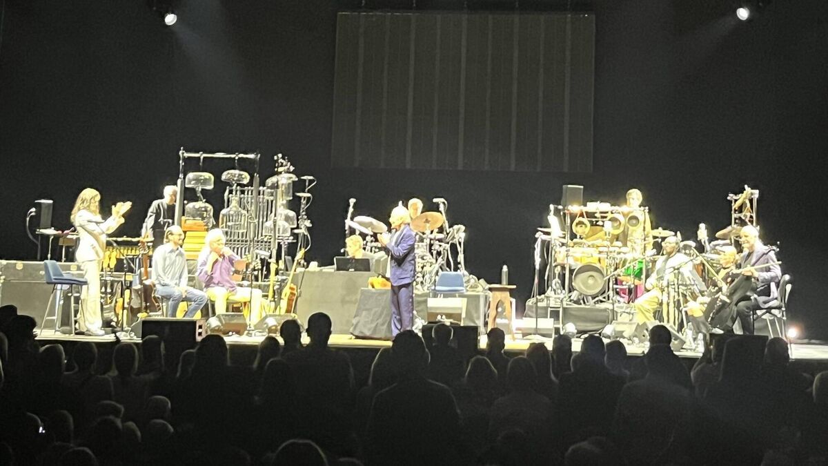 Paul Simon on stage at 3Arena in Dublin, with a band that included guest member Martin Hayes. 