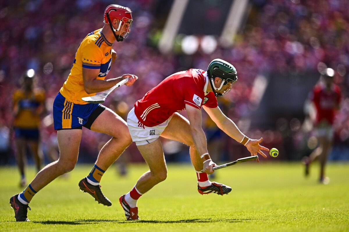 Mark Coleman wins the sliotar from Peter Duggan of Clare. Picture: Piaras Ó Mídheach/Sportsfile