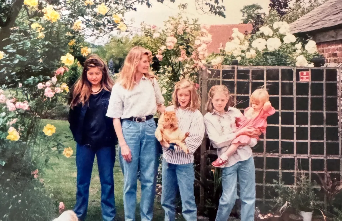 Pandora, her mother, Isabella holding Mouse the cat, and Georgiana holding Cressida.