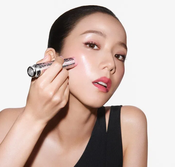 blackpink jisoo dior backstage glassy glow stick