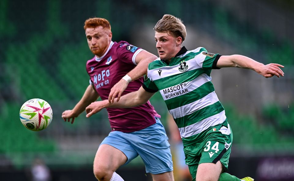 Ben Mahon of Shamrock Rovers (17) up against Drogheda United's James Bolger. Photo: Ben McShane/Sportsfile