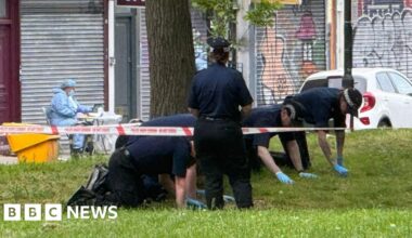 Four injured in Brixton drive-by shooting - BBC