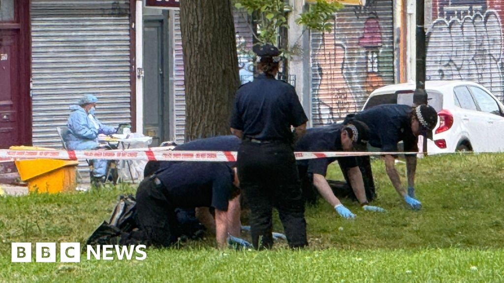 Four injured in Brixton drive-by shooting - BBC