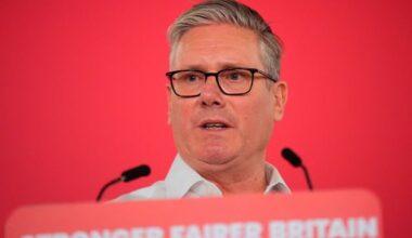 Speculation grows that Wes Streeting may launch leadership bid as key aides resign and urge Starmer to quit