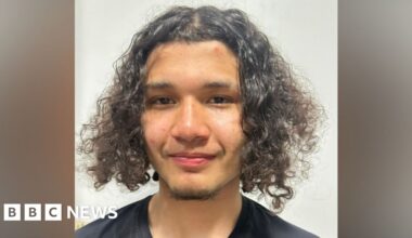 Teen charged with murder after 15-year-old boy dies in Hackney - BBC