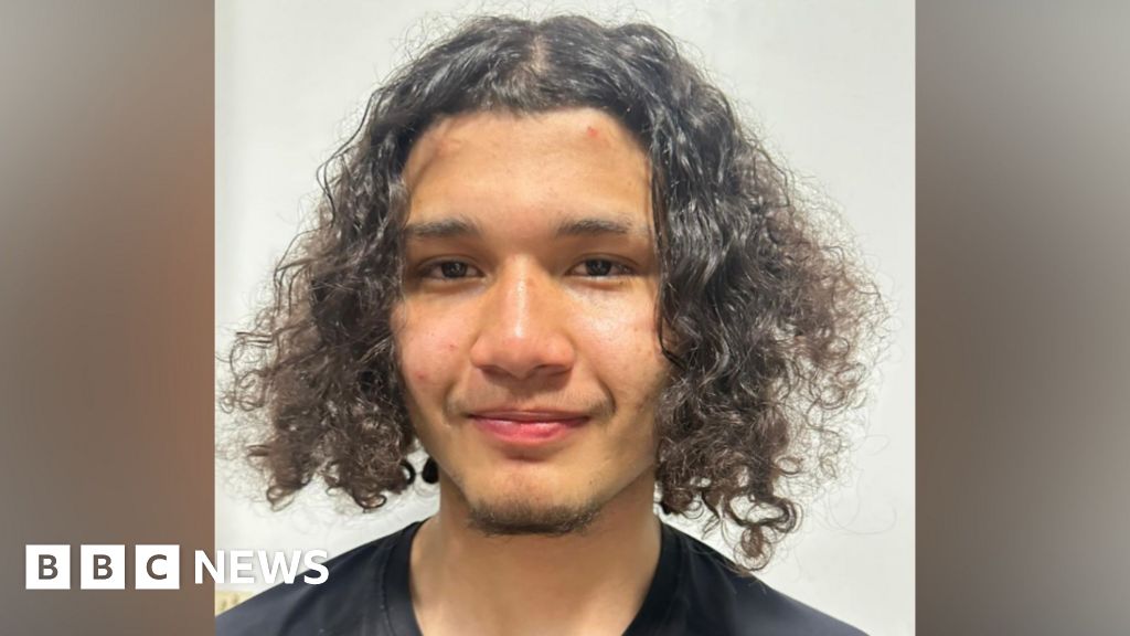 Teen charged with murder after 15-year-old boy dies in Hackney - BBC